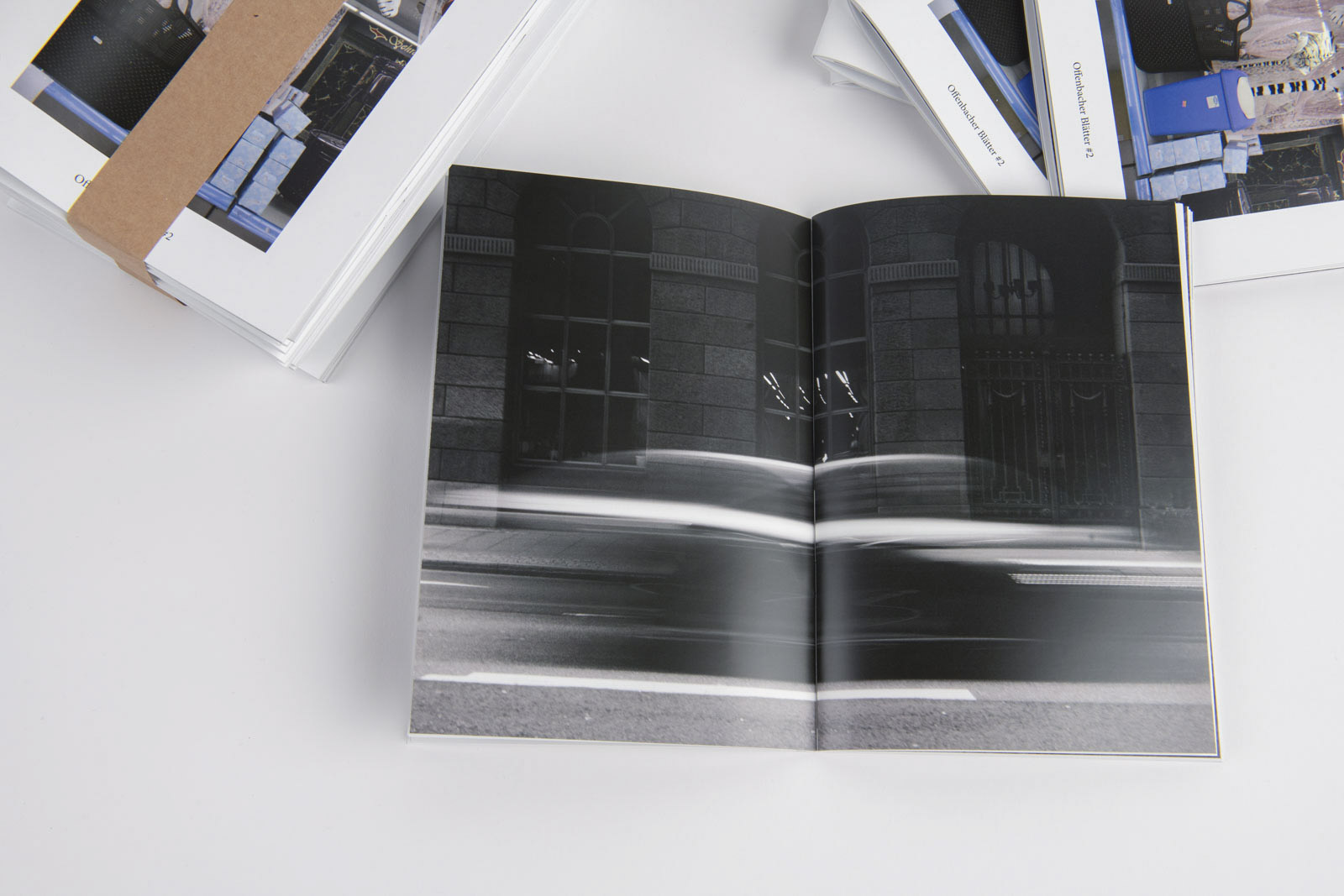 Ansicht der gedruckten Broschüre mit Arbeiten der Studierenden aus dem Fotografie Grundlagen Seminar (Wintersemester 23/24).