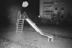 „Playground“: Eine Fotografie Ausstellung von Lena Bils im 1822-Forum der Frankfurter Sparkasse in Frankfurt am Main. Bild: Lena Bils.